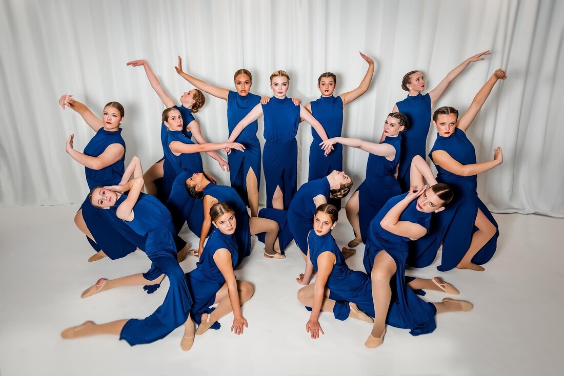 Contemporary dance group poses in studio - Stock Photo #28075139 |  PantherMedia Stock Agency